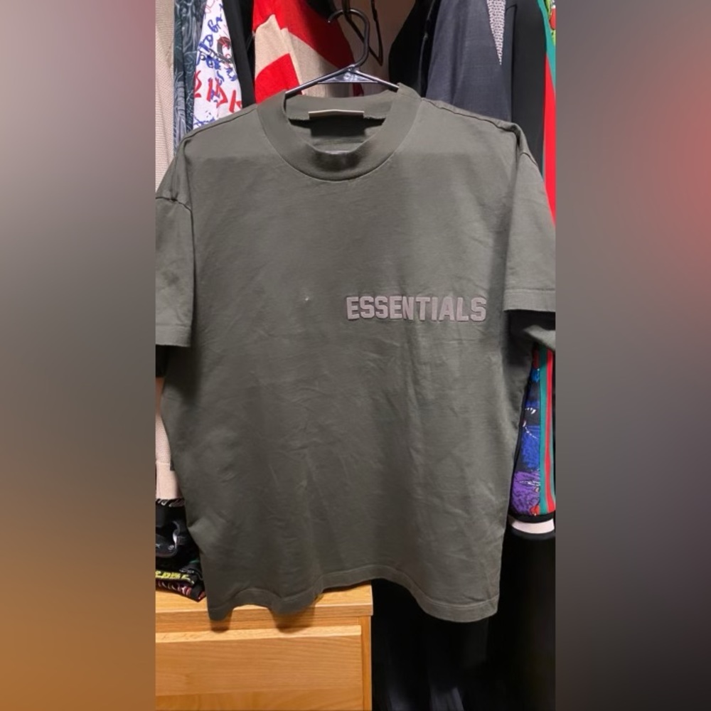 Fear of God: ESSENTIALS “Off-Black” Tee